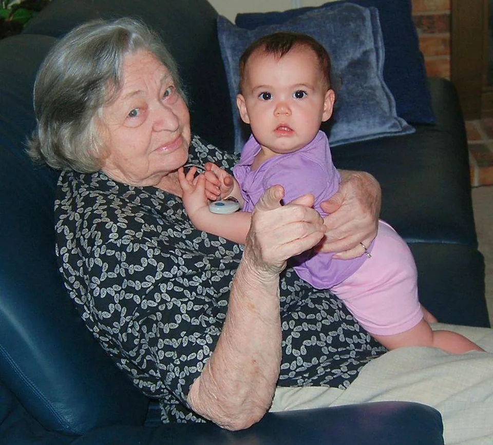 Eva holding her great-granddaughter in October 2007.