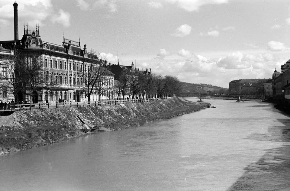 The river and buildings along the riverfront in Oradea in 1941.